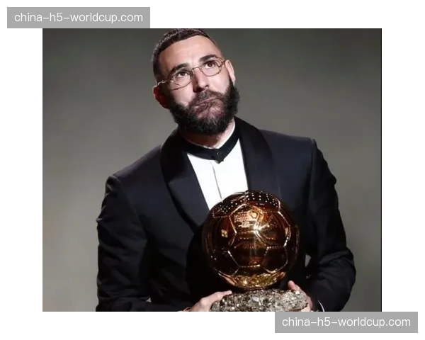 “小恶魔”的怒吼：回顾加斯佩里尼在场边与第四官员的激烈争执瞬间