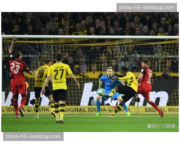 VAR长时间介入检查,打断法兰克福与多特蒙德比赛的高速节奏 VAR长时间介入检查,打断法兰克福与多特蒙德比赛的高速节奏