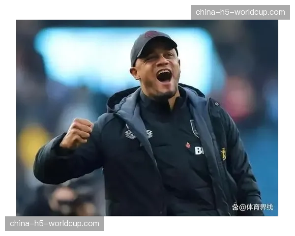 拜仁主帅孔帕尼禁赛看台观战，巴黎王子公园球场座无虚席